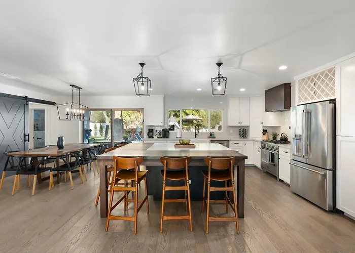 New Tropical Vibe By The Glam Homes Holiday home