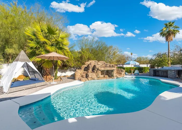 New Tropical Vibe By The Glam Homes Holiday home